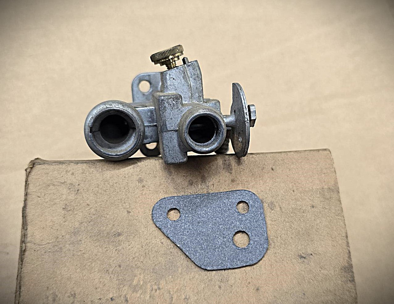 68139 Briggs Carburetor Potmetal NEW 67929 Model FH or S – AntiqueBriggs