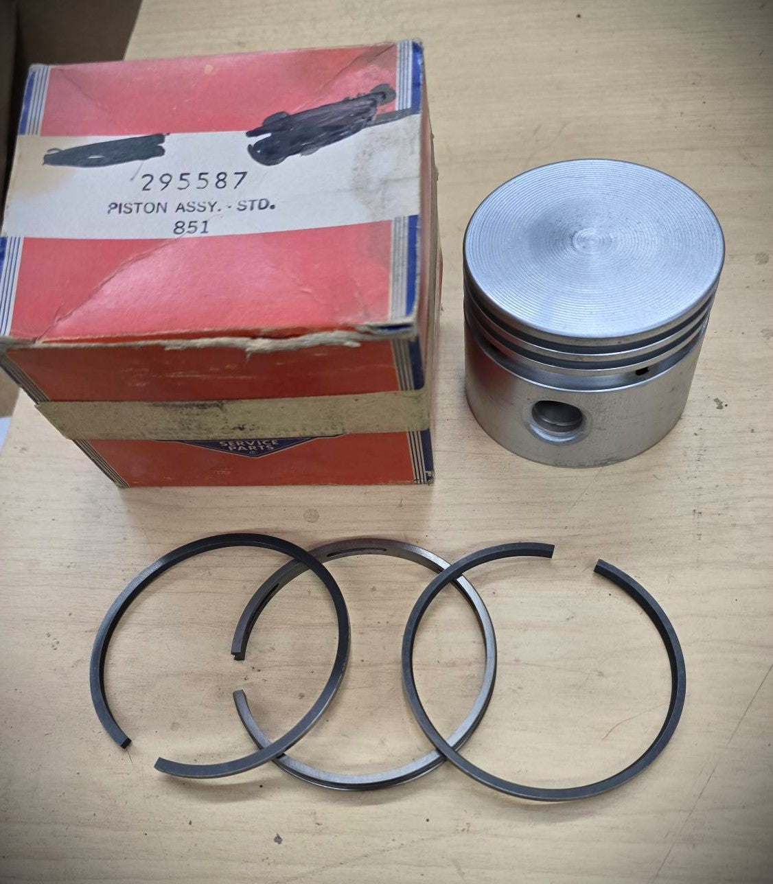 295587 NOS Piston & Rings Standard