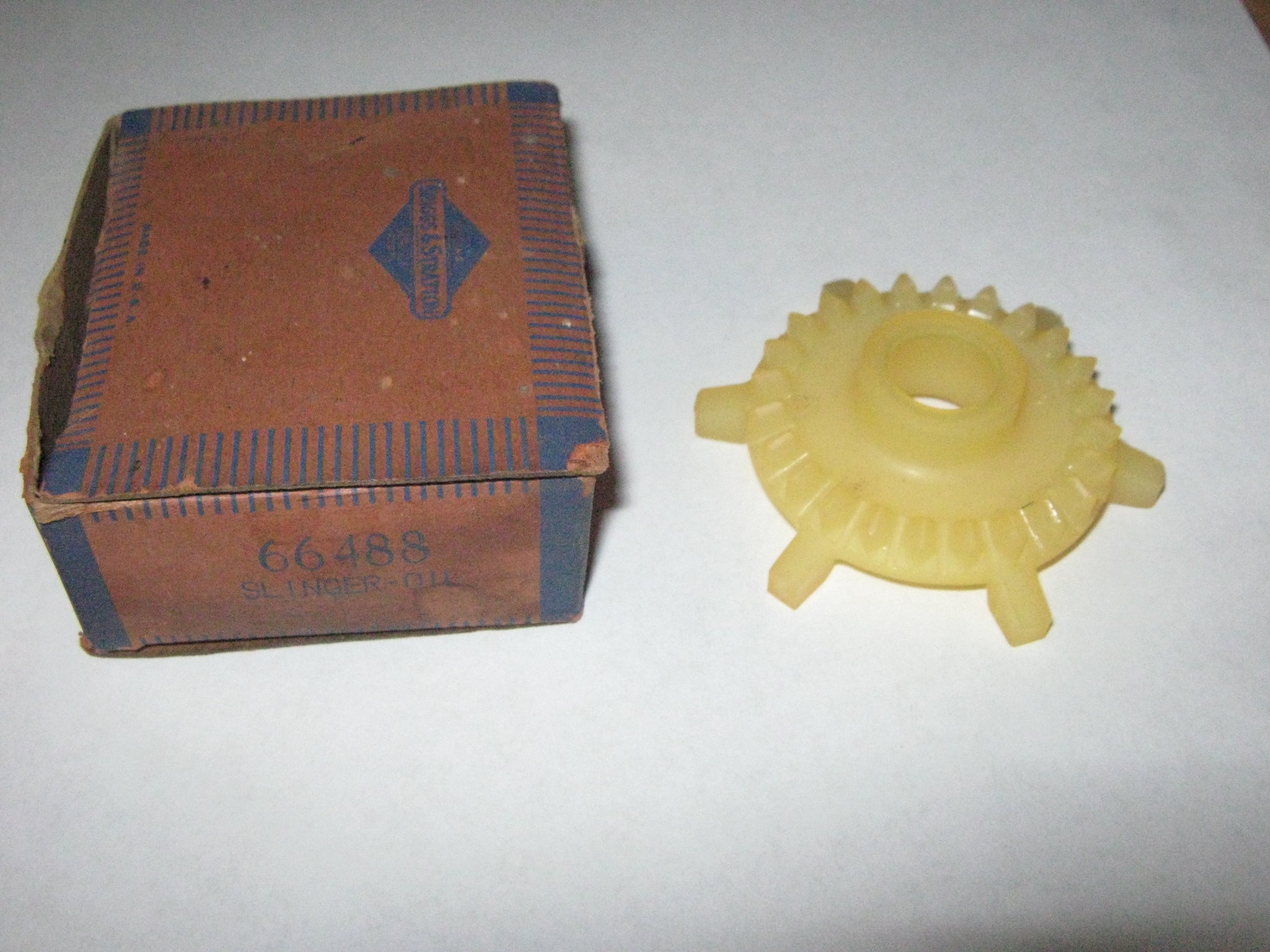 Old Briggs Engine Oil Slinger  66488