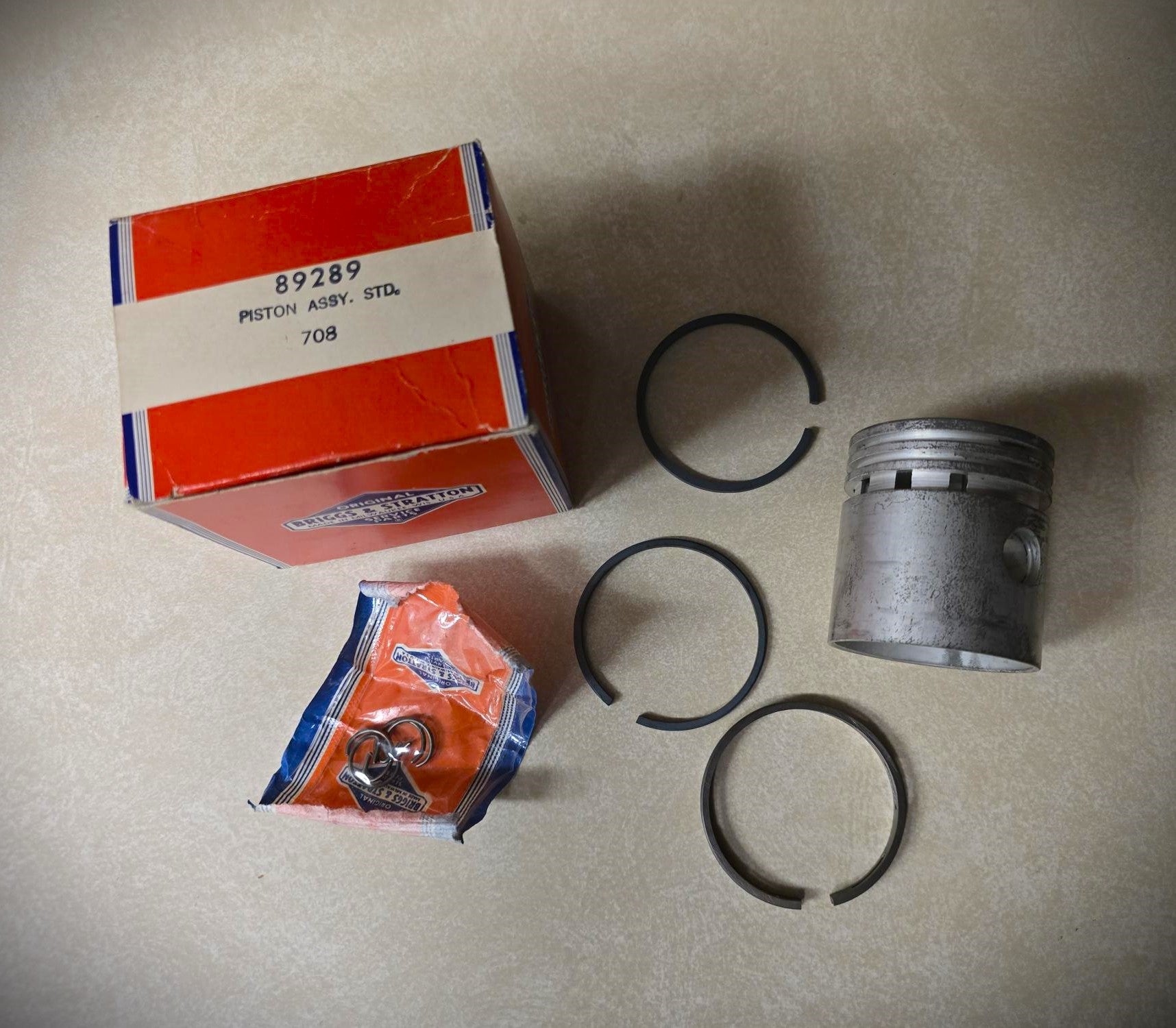 89289 NOS Piston & Rings Standard